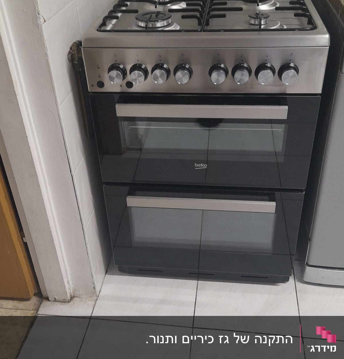 תנור גז עם כפתורים וכיריים עליונים